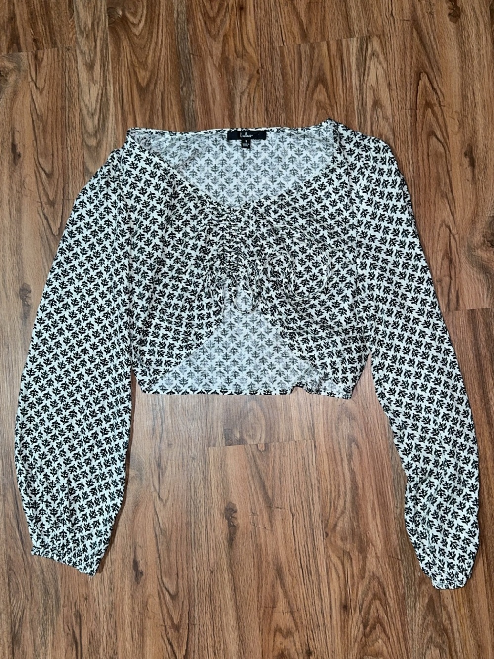 Lulu's Black & White Cropped Tie-Front Long Sleeve Blouse Size Small